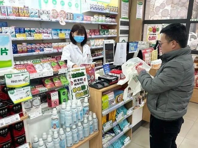 检查组在药店了解塑料制品使用情况（央广网发 西安市雁塔区供图）.jpg