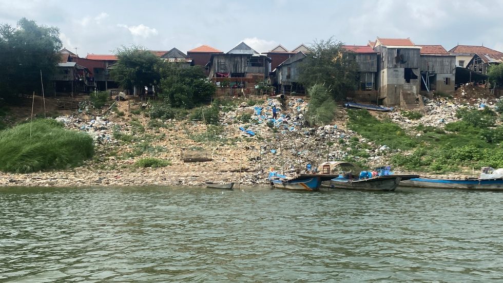 图:湄公河农村地区沿岸的垃圾图景.jpg 图:湄公河农村地区沿岸的垃圾图景.jpg